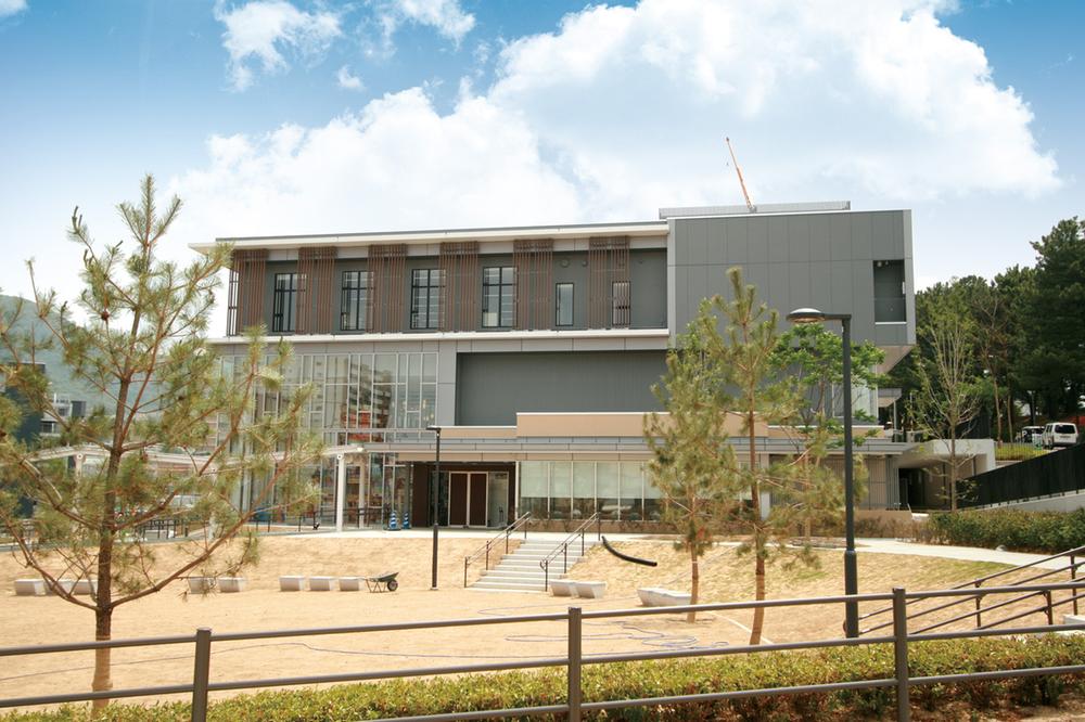 library. Adjacent to 1000m Kurosaki HibiShin Hall until Yahatanishi Library. Total of about 3700m ・ The ground three-story library. Possible collection of about 30 million books. July 1 Opening