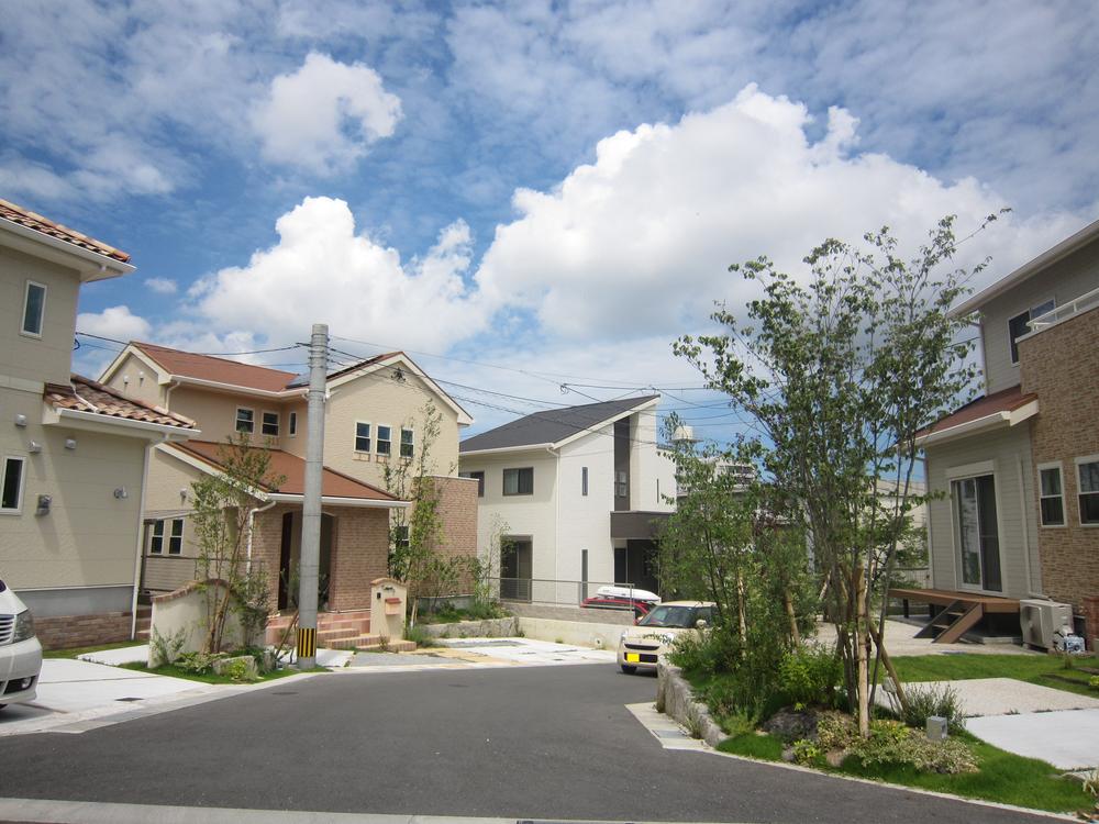 Building plan example (exterior photos). Local (July 2013) Shooting. The city of all 81 sections of the natural stone-friendly and the trees of the season. A new life has begun to Yahatanishi-ku!