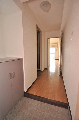 Entrance. There is also a shoe box ☆