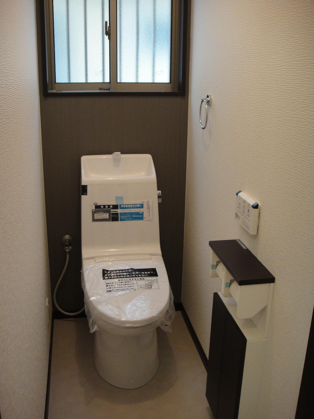 Toilet. First floor WC Local (September 2013) Shooting