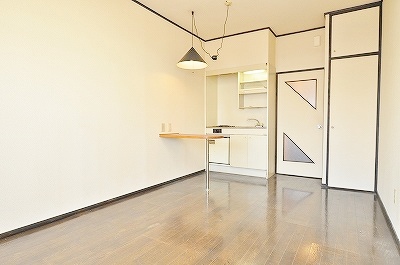 Living and room. There are eight quires flooring ☆