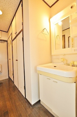 Washroom. It has a whopping with a shampoo dresser