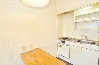 Kitchen. The kitchen is an electric stove