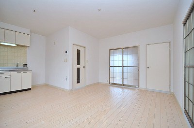 Living and room. There are 12 quires living. 