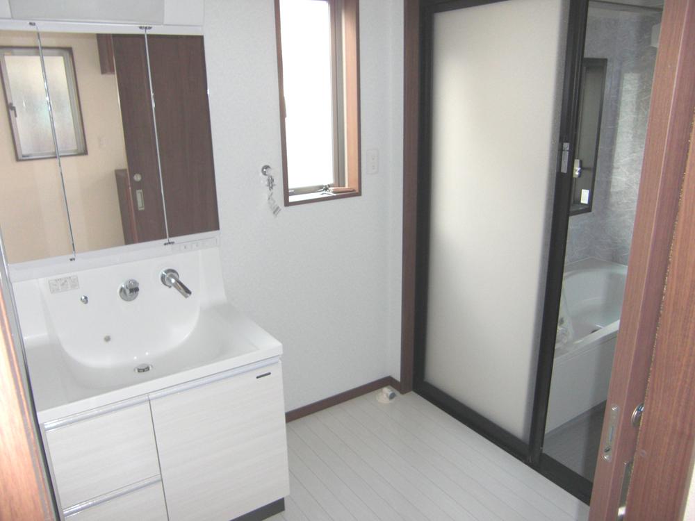 Wash basin, toilet. Vanity triple mirror type. It looks cleaner because it housed, such as a toothbrush in the back of the mirror! (Photo = same specifications)