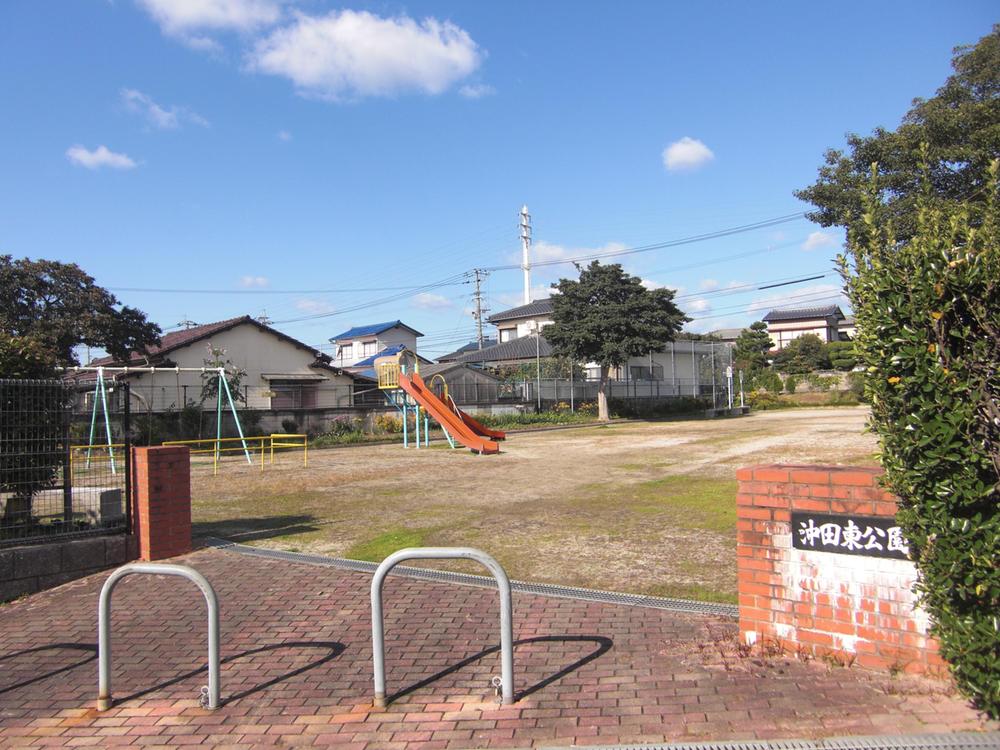 park. Okita to East Park 240m