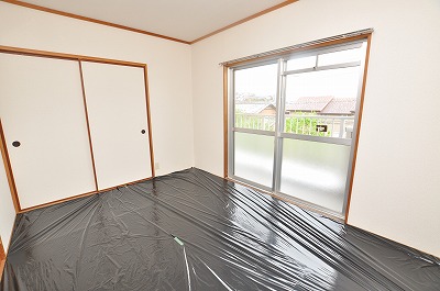 Other. There is a cover of tatami burn prevention in the Japanese-style room