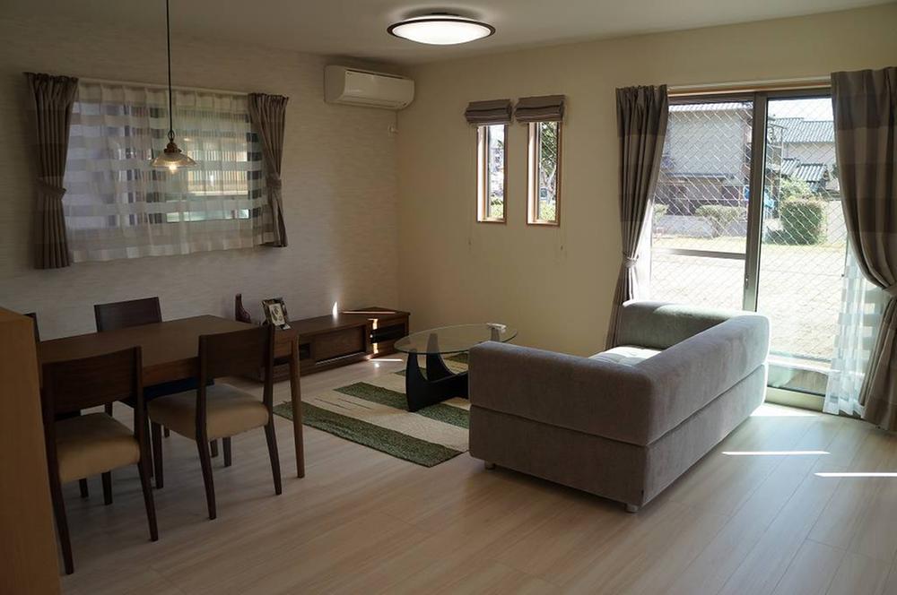 Same specifications photos (living)