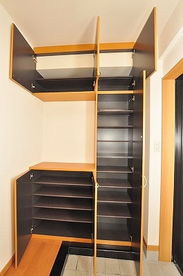 Receipt. Great storage capacity of the shoe box