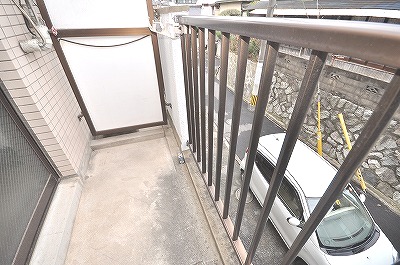 Balcony. Veranda facing east. Bay window is facing south ☆