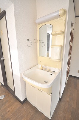 Washroom. It comes with shampoo dresser