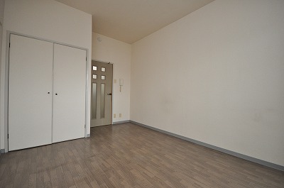 Living and room. The rooms are flooring, It is easy to clean