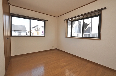 Other room space. It is bright atmosphere in the two-sided lighting. 