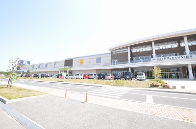 Shopping centre. 650m to Grand Mall (shopping center)