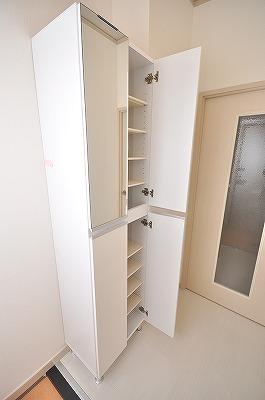 Entrance. Handy before going out! Shoes equipped with a mirror