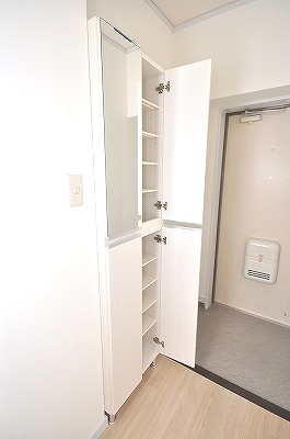 Entrance. Handy before going out! Shoes equipped with a mirror