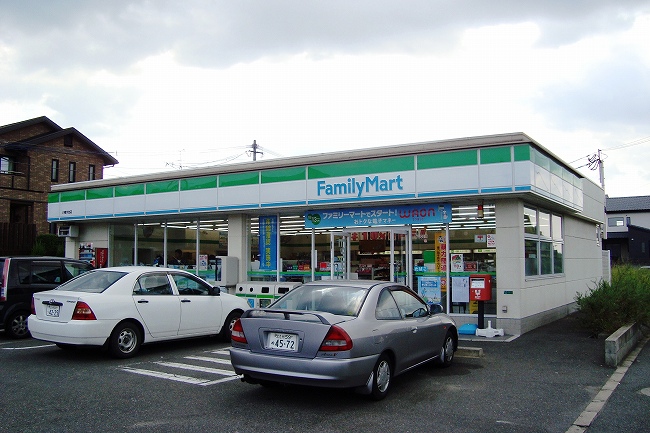 Convenience store. FamilyMart Yahata Imaike store up (convenience store) 325m