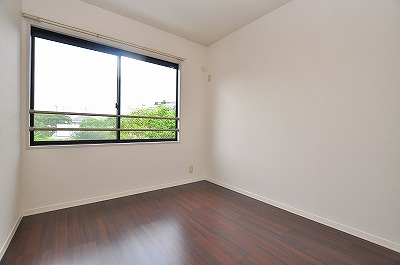 Other. The other one-room Western-style does not have an accent Cross