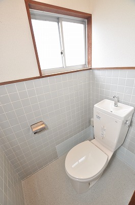 Toilet. It has become a Western-style! There is also a window! 