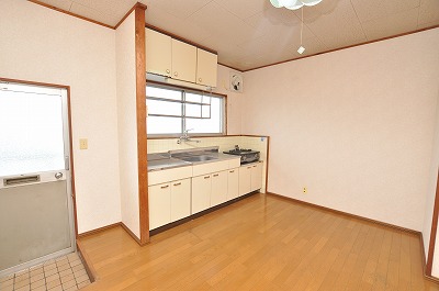 Living and room. There are seven quires dining