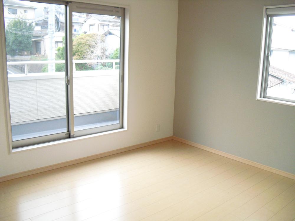 Non-living room. The main bedroom, 8 is a pledge clear some space. Since windows are also provided in the two surfaces, ventilation ・ Lighting is also good.