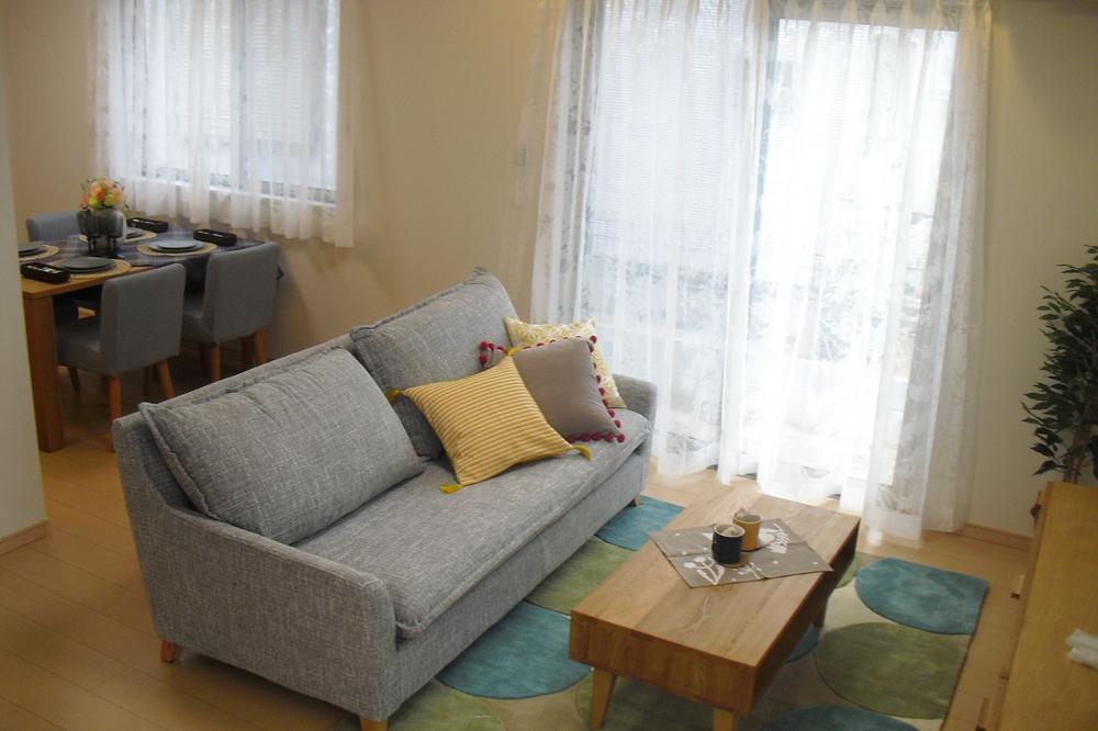 Bright living room provided with two windows on the south side ・ Dining is.