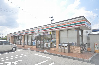 Convenience store. 800m to Seven-Eleven (convenience store)