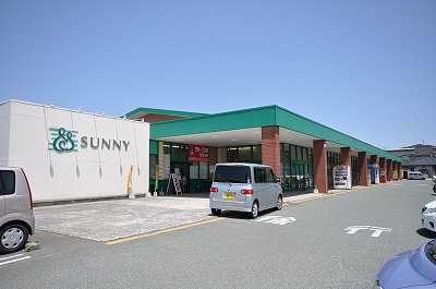 Supermarket. 800m to Super Sunny (Super)