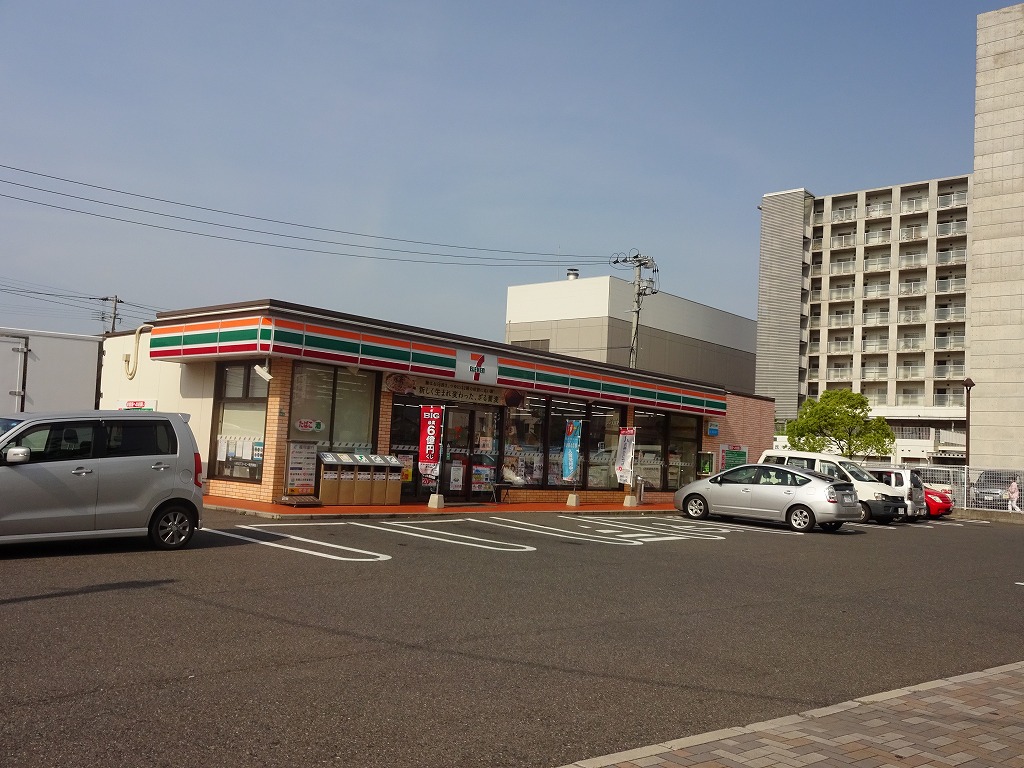 Convenience store. Seven-Eleven Yahata Jin'noharu store up (convenience store) 331m