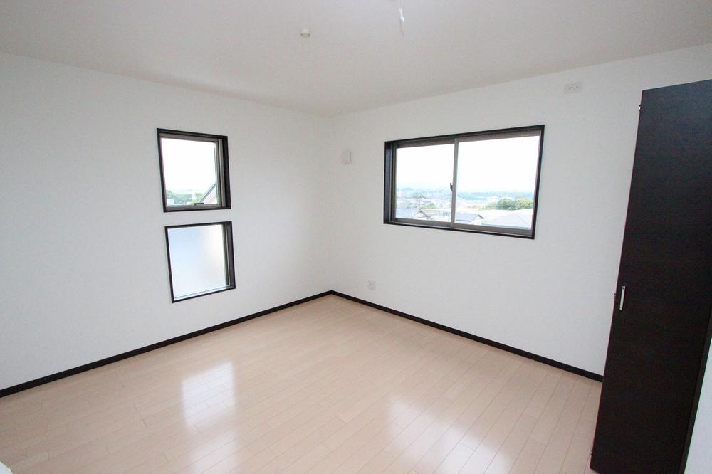 Non-living room. On the second floor 3 rooms of Western-style 1 room on the first floor