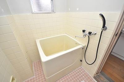 Bath. Easy to be bright and ventilation with windows. 