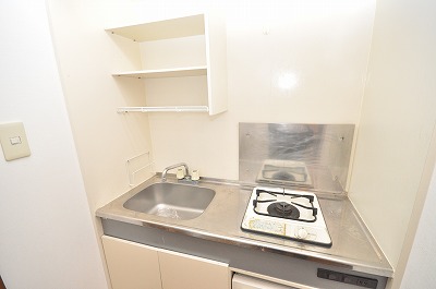 Kitchen. 1-neck with gas stove