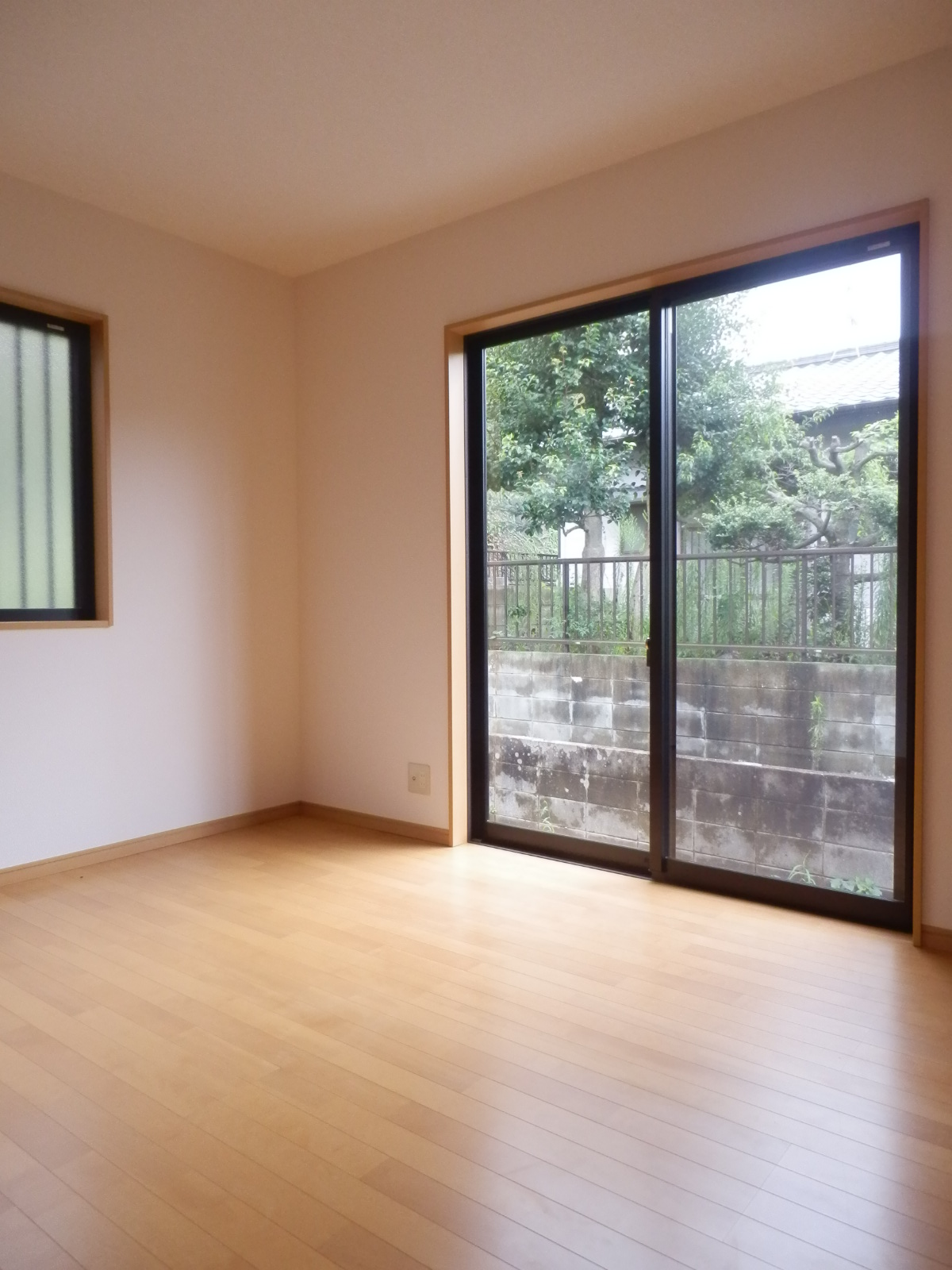 Other room space. East 6 Pledge Western-style