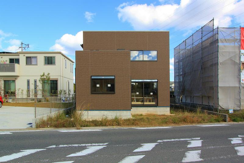 Local photos, including front road. 2013 November 26, shooting