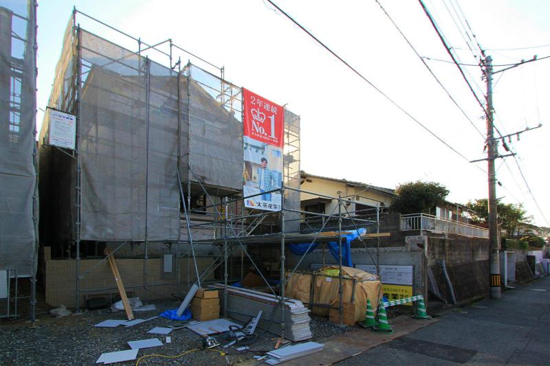 Local photos, including front road. 2013 December 5 shooting No. 5 areas