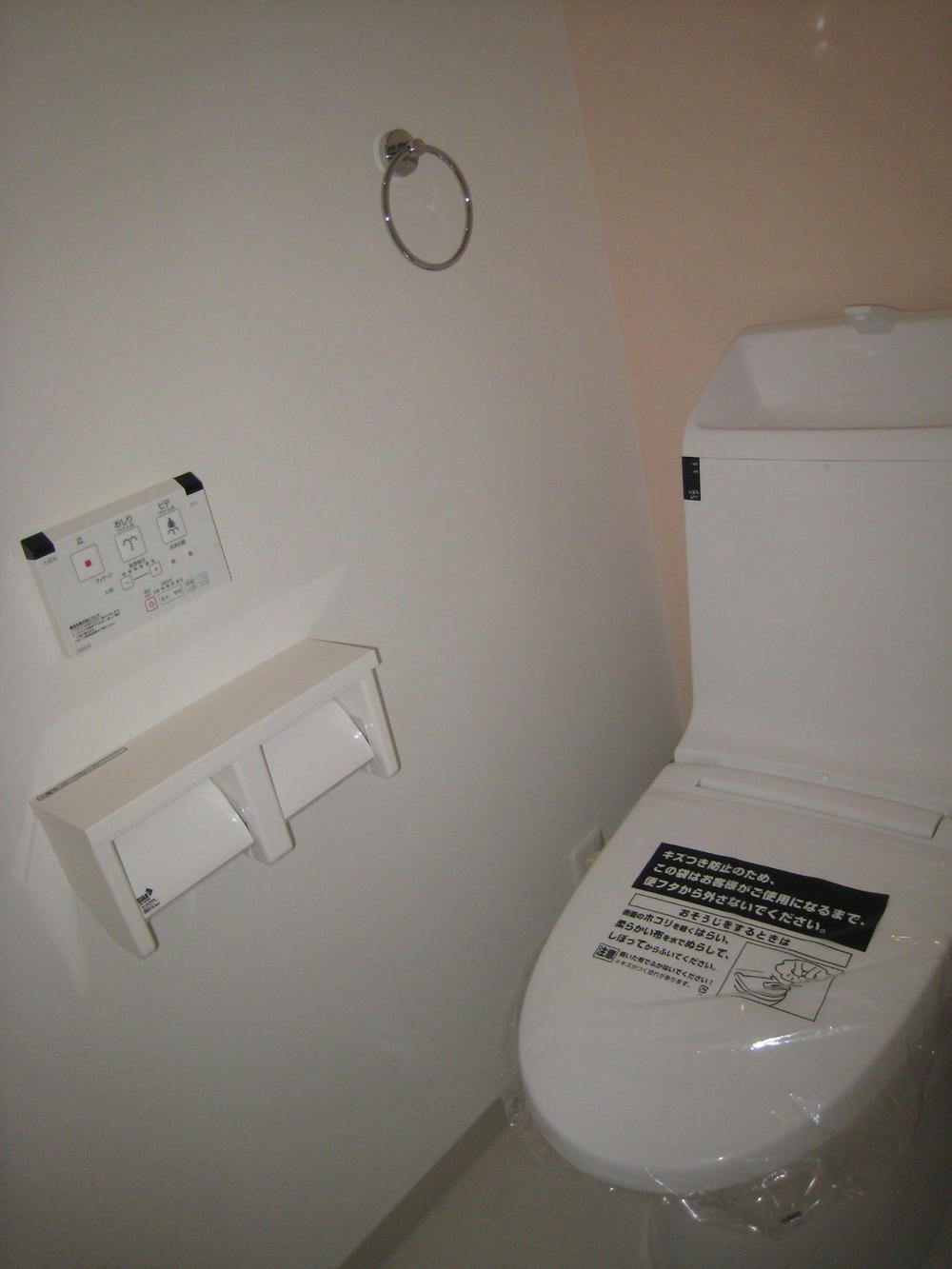 Toilet. ■ Easy to operate because the remote control of!