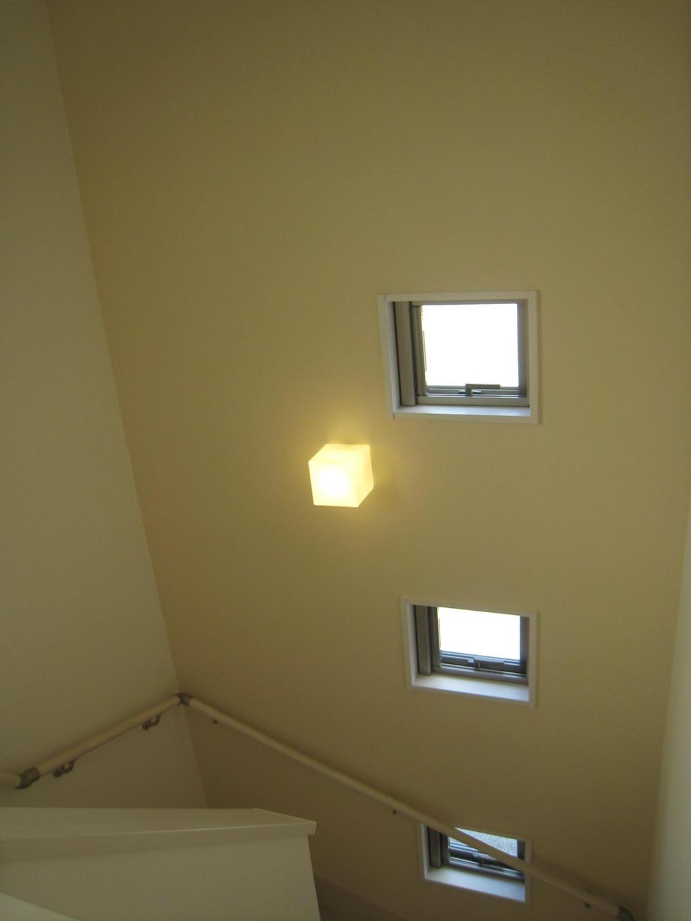 Other introspection. ■ Put a window in the staircase, It will be incorporating the light and wind! In addition to this wall we have put a cross that generates a negative ion.