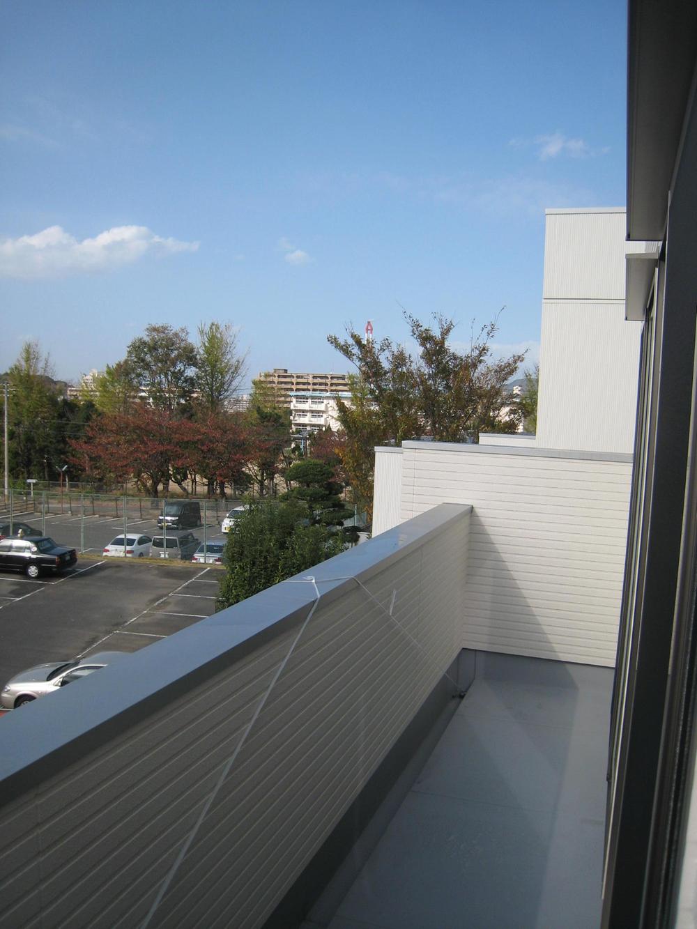 Other introspection. ■ Balcony took widely.