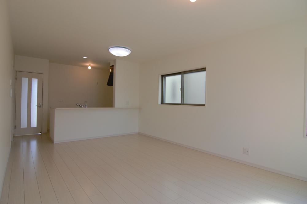 Living. ■ Flooring is using a thing of little spread of the framework of the upscale white.