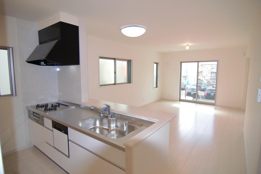 Kitchen. ■ It overlooks the whole living at the counter kitchen!