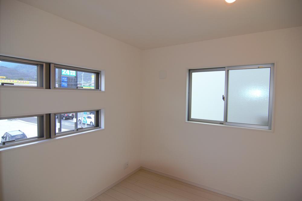 Non-living room. ■ We put a window on two sides considered the ventilation stylish window.