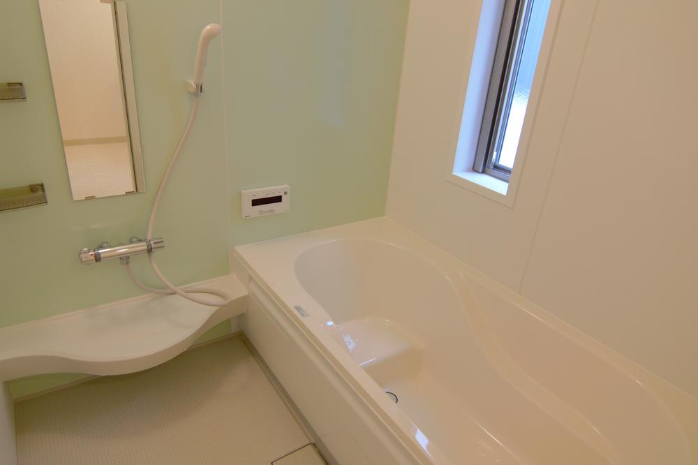 Bathroom. ■ Take the fatigue of the day feet at a sufficiently extensible bus!