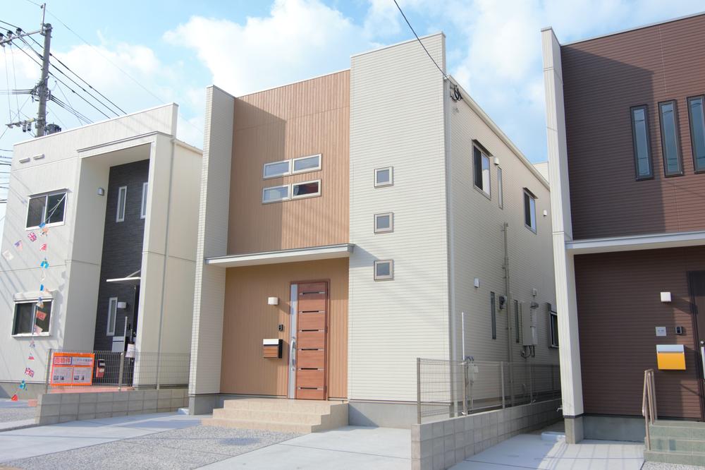 Local photos, including front road. ■ Parking is three!