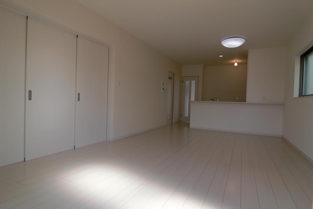 Living. ■ Bright living!