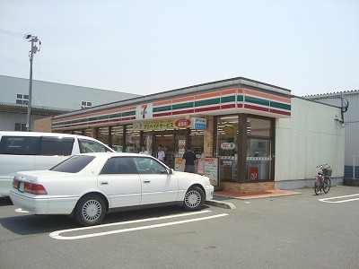 Convenience store. 600m to Seven-Eleven (convenience store)