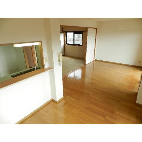 Living and room. Kitchen face-to-face!