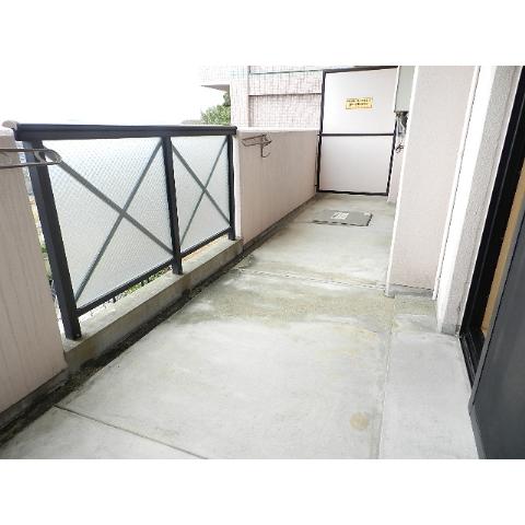 Balcony. Jose you a lot laundry!