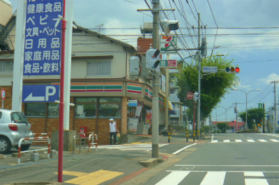 Convenience store. Seven-Eleven industry Idaimae store up (convenience store) 778m