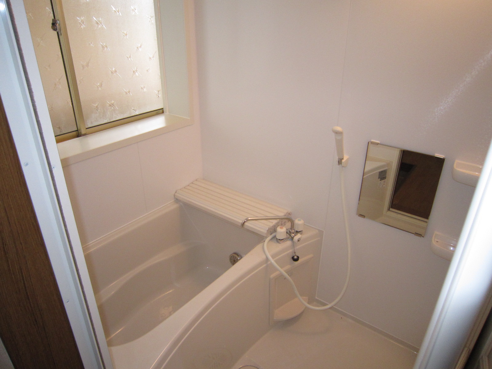 Bath. New goods installation.