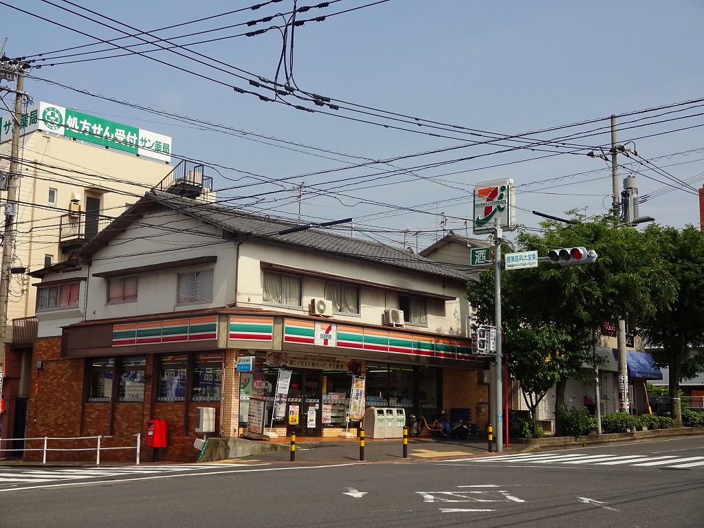 Convenience store. Seven-Eleven industry Idaimae store up (convenience store) 457m